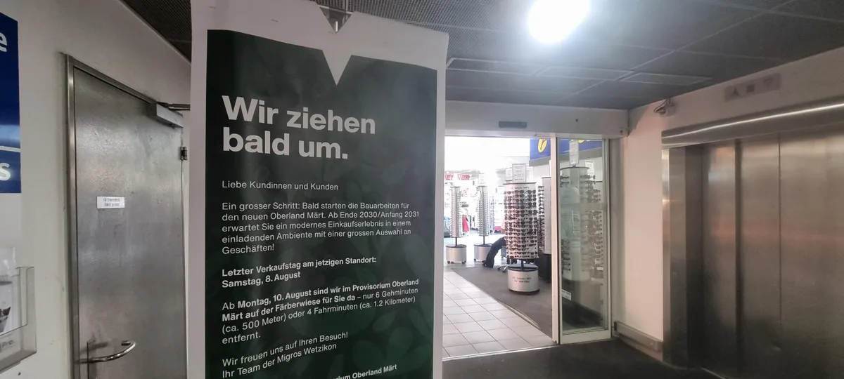 Im Oberland Märt informieren Plakate über den baldigen Umzug. Im Oberland Märt informieren Plakate über den baldigen Umzug.